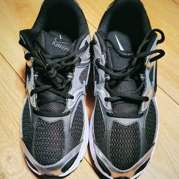 New Without Tags Nike Black and Metallic Running Shoes - Picture 5 of 8
